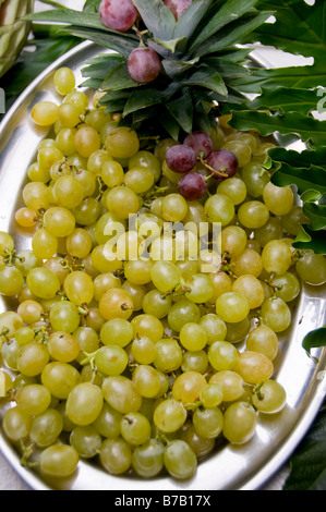 Le uve bianche su un piatto di servizio Foto Stock