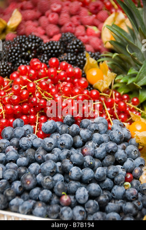 Una varietà di bacche Frutta in vendita Foto Stock