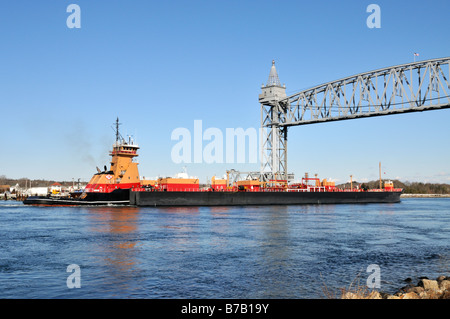 Rimorchiatore spinge le petroliere a doppio scafo olio combustibile barge attraverso il canale di Cape Cod sotto il ponte ferroviario, STATI UNITI D'AMERICA Foto Stock