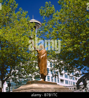 WASHINGTON - Statua di Capo Sealth vicino allo Space Needle nel centro cittadino di Seattle. Foto Stock