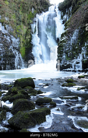 Congelati Einion Sgwd Gam cascata Ystradfellte Parco Nazionale di Brecon Beacons Powys Galles Foto Stock