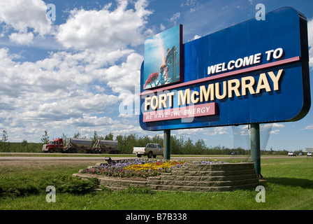 Un segno di benvenuto saluta traffico che viaggia in Fort McMurray, Alberta, Canada. Foto Stock