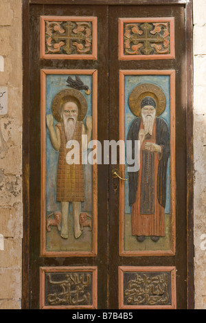 San Antonio e San Paolo su una porta a San Antonio s monastero sulla penisola del Sinai in Egitto Foto Stock