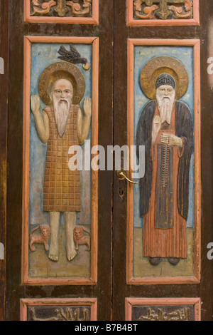 San Antonio e San Paolo su una porta a San Antonio s monastero sulla penisola del Sinai in Egitto Foto Stock