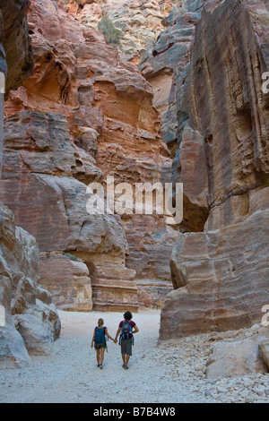 Coppia giovane Holding Hands in Petra in Giordania Foto Stock