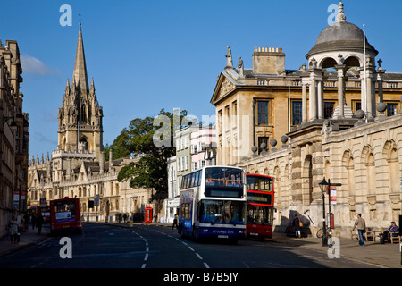 Vista lungo la strada alta verso Queens College e St Marys chiesa, Oxford, Inghilterra, Regno Unito. Foto Stock