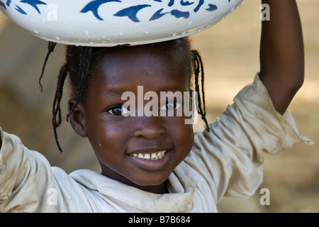 Giovane ragazza che porta una ciotola sulla sua testa di Segou in Mali Africa occidentale Foto Stock