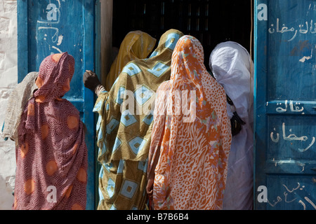 Donne affollano la porta di un negozio di Chinguetti in Mauritania Foto Stock