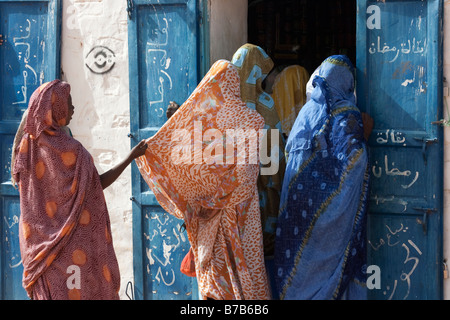 Donne affollano la porta di un negozio di Chinguetti in Mauritania Foto Stock
