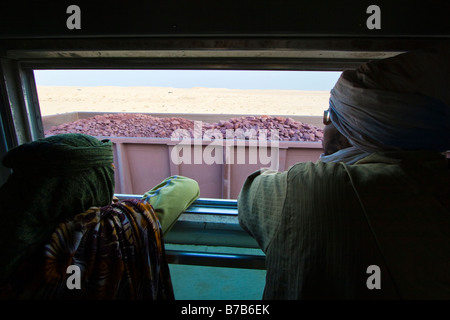 I passeggeri di minerale di ferro in treno da Zouerat a Nouadhibou in Mauritania Foto Stock