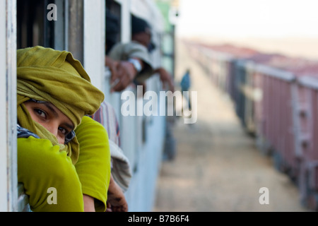 I passeggeri di minerale di ferro in treno da Zouerat a Nouadhibou in Mauritania Foto Stock