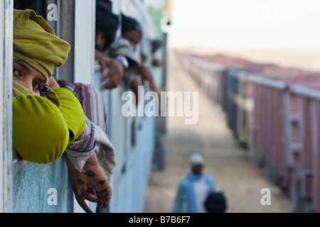 I passeggeri di minerale di ferro in treno da Zouerat a Nouadhibou in Mauritania Foto Stock