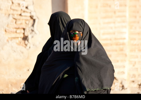 Donne che indossano lo chador nero in taroudant Marocco Foto Stock