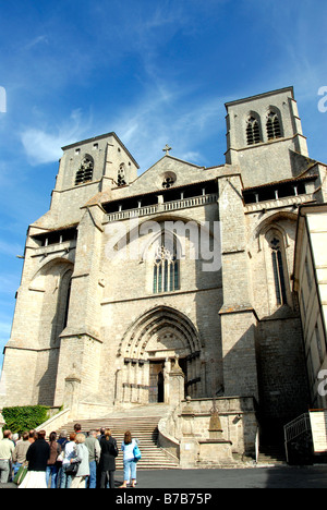 I turisti prima del fronte di Abbey, la Chaise Dieu, Haute Loire, Auvergne, Francia Foto Stock