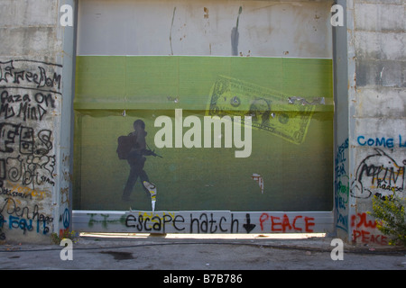 Graffiti palestinese sulla sicurezza israeliana al di fuori del recinto di Betlemme in Cisgiordania Foto Stock