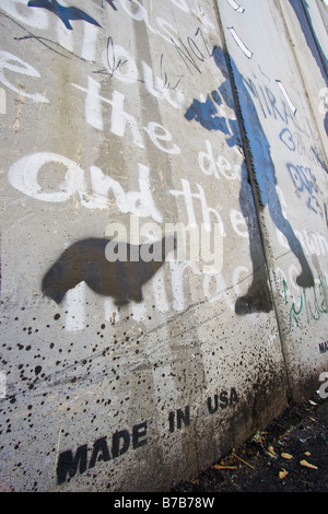 Graffiti palestinese sulla sicurezza israeliana al di fuori del recinto di Betlemme in Cisgiordania Foto Stock