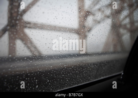 Rainy day in new york visto da un auto della finestra mentre attraversa il Queensboro Bridge Foto Stock