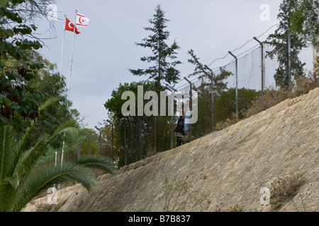 Bagno Turco e Cipro Nord bandiere sul bastione Roccas sulla linea verde a Nicosia che separa il nord e il sud di Cipro Foto Stock