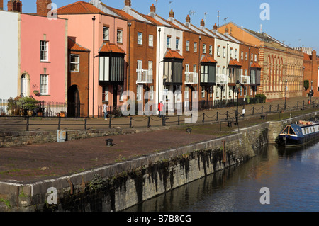 Case lungo la banchina di Bathurst basin Bristol City harbour REGNO UNITO Foto Stock