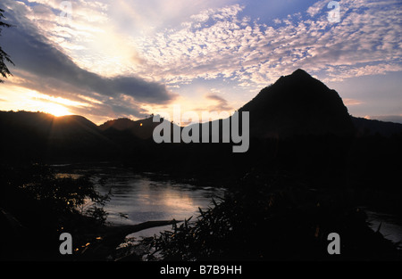 Tramonto sul fiume Nam Ou IN NONG KHIAW provincia, LAOS. Foto Stock