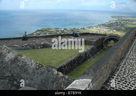 I visitatori di Saint Kitts sempre godere il Parco Nazionale di Brimstone Hill Fortress in alto sulla collina sopra il bel Mar dei Caraibi Foto Stock