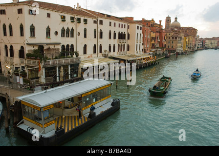 Il traffico sul Canal Grande a Ferrovia fermata del vaporetto a Venezia Italia Europa Foto Stock