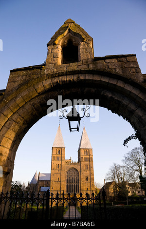 Southwell Minster Parrocchia della Vergine Maria, vista dall'arco d'ingresso. Southwell, Nottinghamshire, Inghilterra Foto Stock