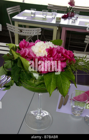 Un posy di peonie in una ciotola di vetro Foto Stock