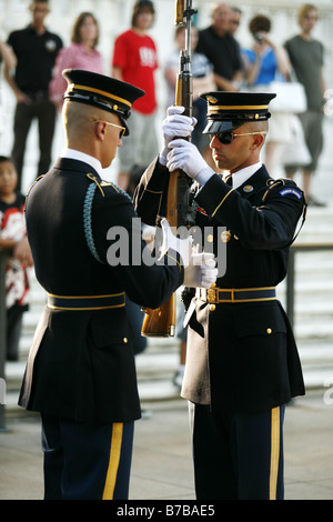 Cambio della guardia, la Tomba degli Ignoti, il Cimitero Nazionale di Arlington, Arlington, Virginia, Stati Uniti d'America Foto Stock