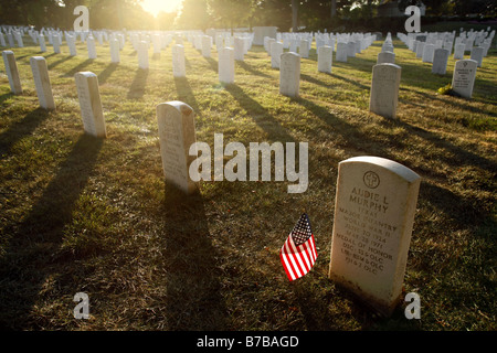 La pietra tombale di eroe di guerra e attore Audie Murphy, il Cimitero Nazionale di Arlington, Arlington, Virginia, Stati Uniti d'America Foto Stock