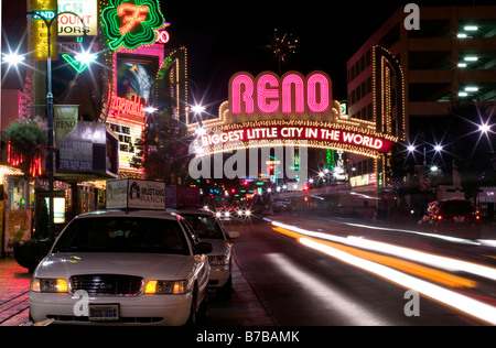 Virginia St Reno Nevada di notte poco più grande città del mondo Foto Stock