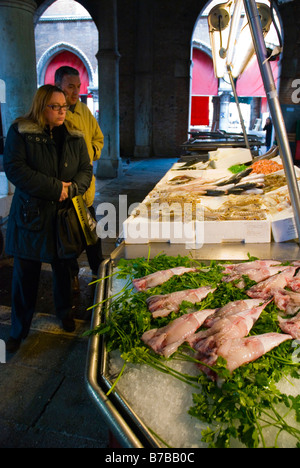 Mercato del pesce a Campo della Pescaria al mercato di Rialto di Venezia Italia Europa Foto Stock