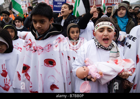 I bambini che protestavano contro Incursione israeliana nella Striscia di Gaza marzo a Downing Street a Londra Foto Stock