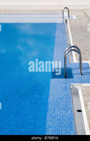 Piscina Piscina bagno privato blu sun giornata soleggiata outdoor fuori porta bagni laterale perfetta vacanza meteo albergo piscine pulire pulizia Foto Stock