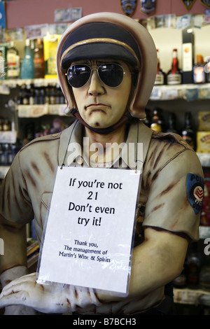 Highway Patrolman Dummy, negozio di liquori, Washington D.C., USA Foto Stock