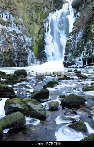 Congelati Einion Sgwd Gam Ystradfellte Parco Nazionale di Brecon Beacons Powys Galles Foto Stock