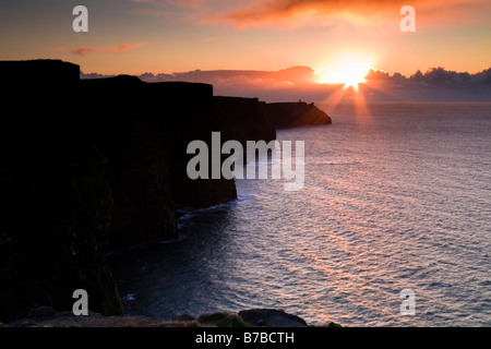 Il tramonto sopra le scogliere di Moher, nella contea di Clare, Irlanda Foto Stock