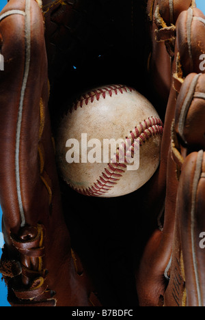 Il baseball in un guanto Foto Stock