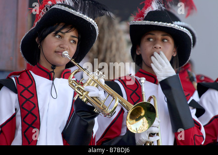 Due giovani ragazze giocando in una banda di ottoni Foto Stock
