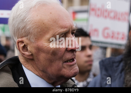 Ex Cabinate lavoro Ministro Tony Benn a Gaza nel rally Trafalger Square Londra Foto Stock