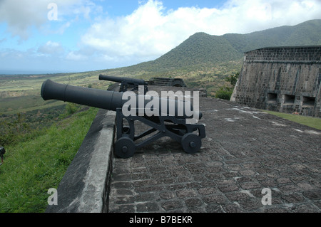 I visitatori di Saint Kitts sempre godere il Parco Nazionale di Brimstone Hill Fortress in alto sulla collina sopra il bel Mar dei Caraibi Foto Stock