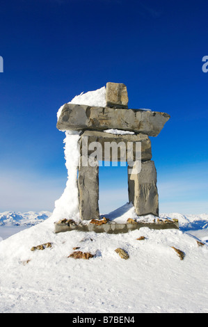 Il Inukshuk, che è il simbolo del 2010 Giochi Olimpici, sulla Whistler Mountain. Foto Stock