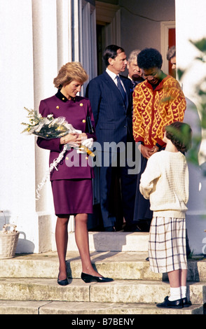 Diana, principessa del Galles, indossa una tunica viola e una gonna al Turning Point Charity, Camberwell, South London, England, UK. 24 gennaio 1989 Foto Stock