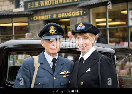 Coppia in tempo di guerra all'evento Pickering Living History 1940 's World War II War Weekend nel North Yorkshire, Inghilterra, Regno Unito Foto Stock