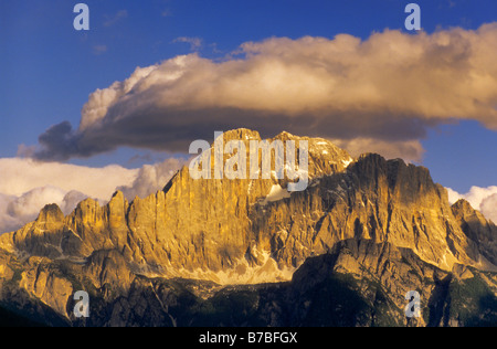 Monte Civetta visto dal villaggio di Brenta al tramonto dolomiti Veneto Italia Foto Stock