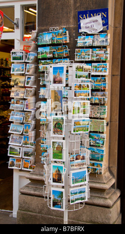 Cartoline sul display al di fuori di un negozio a Oxford, Inghilterra. Gen 2009 Foto Stock