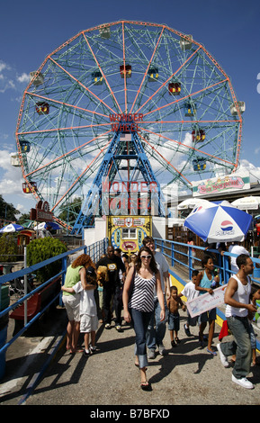 Deno il Wonder Wheel Amusement Park, Coney Island, Brooklyn, New York City, Stati Uniti d'America Foto Stock