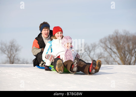 15, 13 e 9 anni preparare a scorrere giù per la collina, Winnipeg, Canada Foto Stock