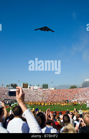 Lockheed F-117 Nighthawk, o Stealth Fighter jet, oltre l annuale Giorno di nuovi anni Rose Bowl game, Pasadena, California, Stati Uniti d'America Foto Stock