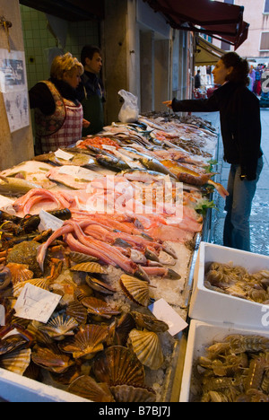 Mercato del pesce a Campo della Pescaria piazza di Venezia Italia Europa Foto Stock